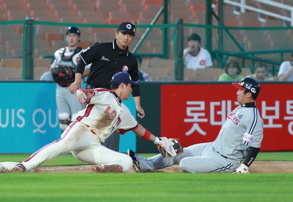 강민호의 송구를 받아 이닝을 종료시키는 황재균선수의 호수비